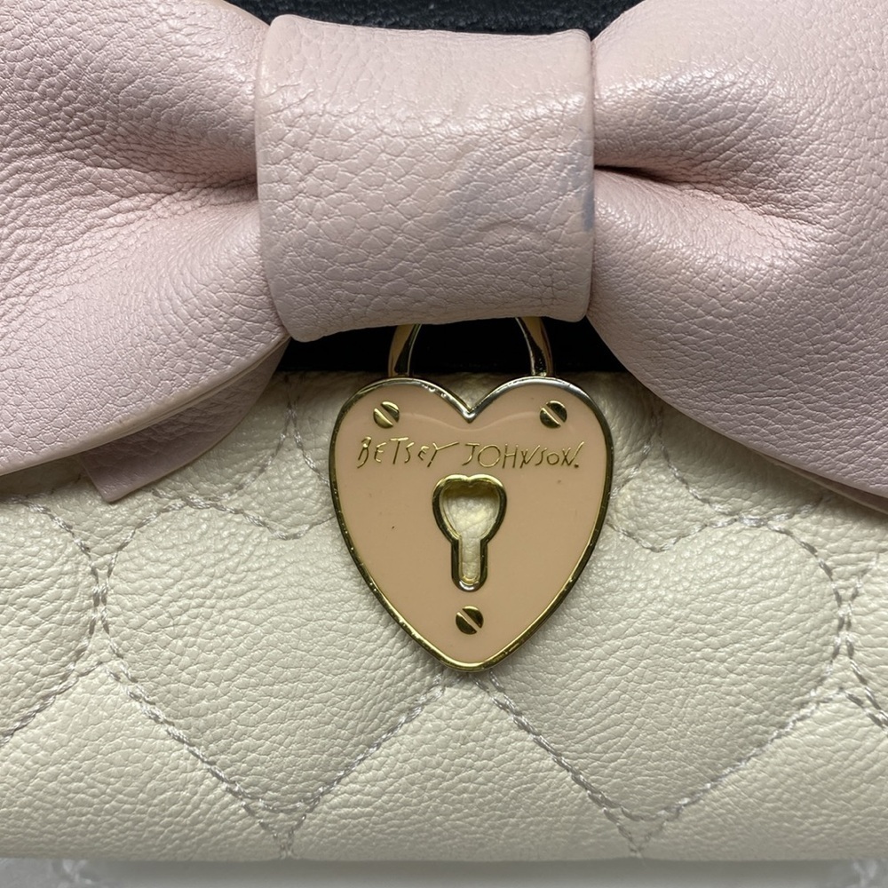 Betsey Johnson Black and White zip around full zip wallet with pink bow EUC - Picture 2 of 13
